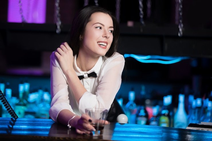 Tampilan dealer langsung dengan permainan roulette dan wajah dealer di studio multi-kamera