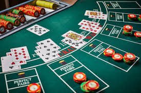 Dealer Baccarat kami mempersiapkan meja